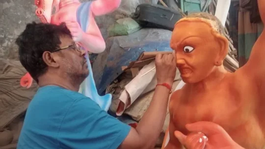 পুরান ঢাকায় ব্যস্ত প্রতিমাশিল্পীরা