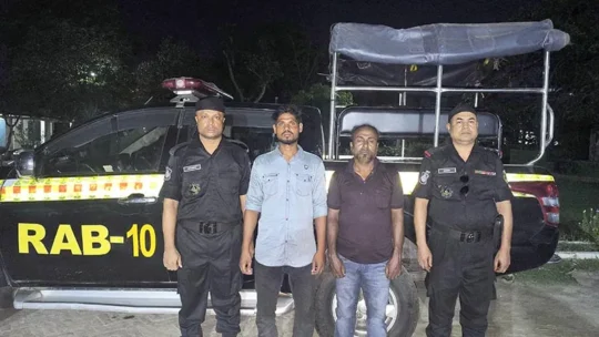 ফরিদপুরে ২৫০ বোতল ফেনসিডিলসহ ‌গ্রেফতার ২