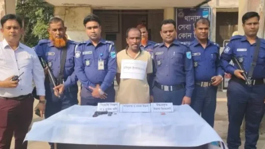 আ.লীগ নেতার বাড়িতে গুলি, থানা থেকে পালানো রফিক অস্ত্রসহ গ্রেফতার