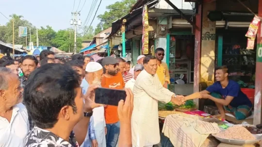 নরসিংদীর পুটিয়াতে মঞ্জুর এলাহীর নেতৃত্বে গণসংযোগ