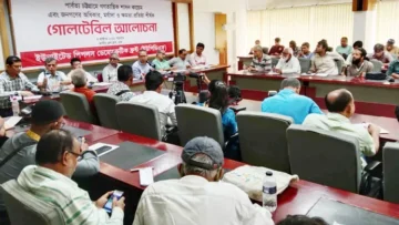 পাহাড় যাদের দখলে যাচ্ছে তাদের নাম প্রকাশ করা উচিত : আনু মুহাম্মদ