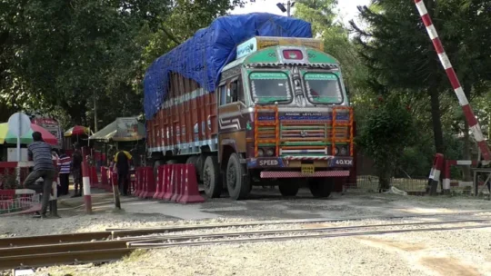 হিলি স্থলবন্দর দিয়ে আমদানি-রপ্তানি শুরু