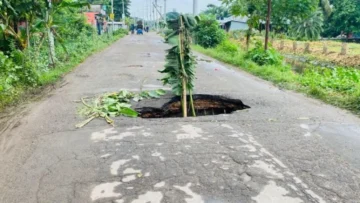 বিশ্ববিদ্যালয় সড়কে বড় গর্ত, যান চলাচল বন্ধ