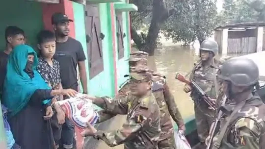 খাগড়াছড়িতে উদ্ধার ও ত্রাণ বিতরণে সেনাবাহিনী