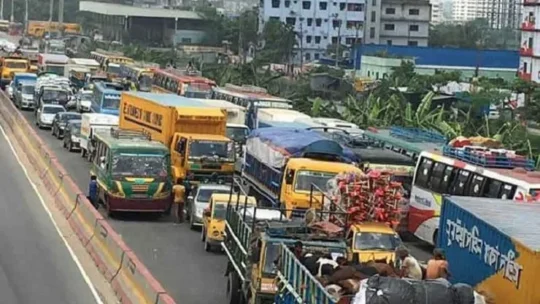 ছুটির দিনেও ঢাকা-চট্টগ্রাম মহাসড়কে তীব্র যানজট