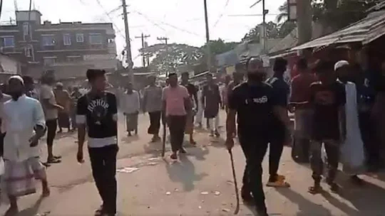 ঈশ্বরগঞ্জে হেযবুত তওহীদ সদস্যদের বাড়িঘরে উগ্রপন্থীদের হামলা, আহত ১০, গুরুতর ৪