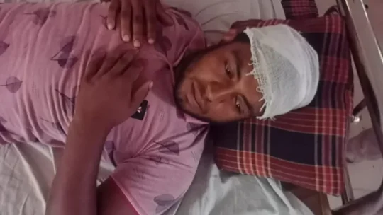 তুচ্ছ ঘটনাকে কেন্দ্র করে প্রতিপক্ষের লোকজনের হামলায় আহত ৩