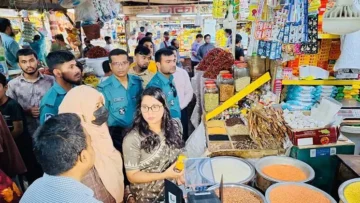 নিত্যপণ্যের বাজার তদারকি করলো বাণিজ্য মন্ত্রণালয়ের দুই টিম