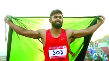বাংলাদেশ ইমরানের দিকে তাকিয়ে