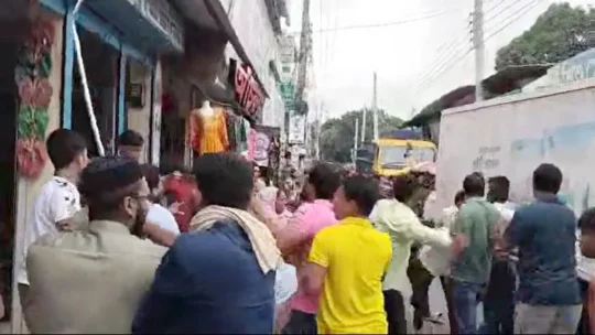 টাখনুর নিচে প্যান্ট ঝুলে থাকায় বর্বরোচিত হামলা, আহত ৭