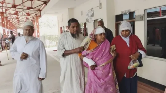 লালমনিরহাটে দাঁড়ানো ট্রেনে জোরে ইঞ্জিনের ধাক্কা, আহত ৫০