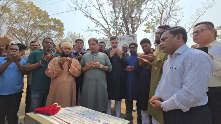 মাদারীপুরের ডাসারে সাড়ে ৩ কোটি টাকা ব্যয়ে গার্ডার সেতু নির্মাণকাজের ভিত্তিপ্রস্তর স্থাপন