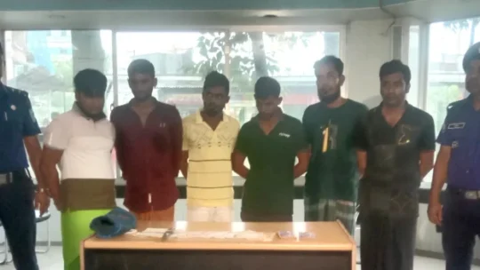 নরসিংদী মডেল থানা পুলিশের অভিযানে ৬ ছিনতাইকারী আটক