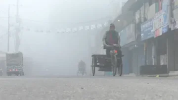 শ্রমজীবী মানুষেরা শীতকে উপেক্ষা করে শীতের কাপড় জড়িয়ে ছুটছেন রিজিকের সন্ধানে