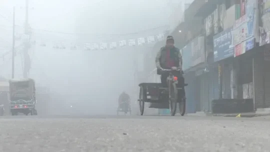 শ্রমজীবী মানুষেরা শীতকে উপেক্ষা করে শীতের কাপড় জড়িয়ে ছুটছেন রিজিকের সন্ধানে