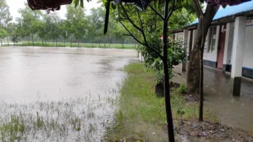 টানা বৃষ্টিতে পানির নিচে নোয়াখালী, দুর্ভোগে লক্ষাধিক মানুষ