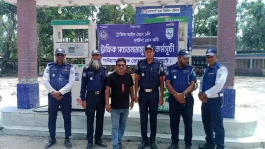 পাটগ্রা‌মে চলছে নো হেল‌মেট নো ফু‌য়েল কার্যক্রম ও সচেতনতামূলক প্রচার