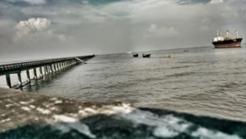 জাহাজ চলাচলে ঝুঁকিপূর্ণ হয়ে উঠছে সন্দ্বীপ ও হাতিয়া নৌ-চ্যানেল