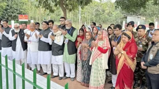 রংপুরের পীরগঞ্জে স্বামীর কবর জিয়ারত করলেন:প্রধানমন্ত্রী