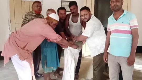 রৌমারীতে বন্যা কবলিত মানুষের মাঝে জিয়ারের চাউল বিতরণ