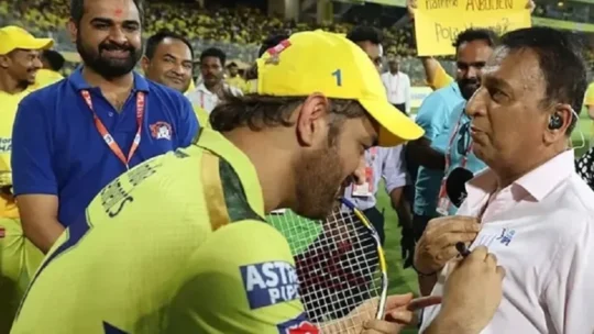 অবসরের ইঙ্গিত: ধোনির অটোগ্রাফ চেয়ে নিলেন সুনীল গাভাস্কার