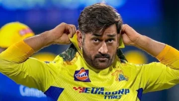 ম্যাচে সময় নষ্ট করে বিতর্কে ধোনি!