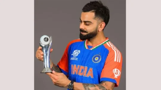 বর্ষসেরার পুরস্কার হাতে পেলেন কোহলি