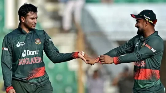 ঘরের মাঠে ৪০০ আন্তর্জাতিক উইকেট পেলেন সাকিব