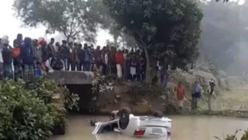 ঘন কুয়াশায় নিয়ন্ত্রণ হারিয়ে প্রাইভেট কার ডোবায়, নিহত ১
