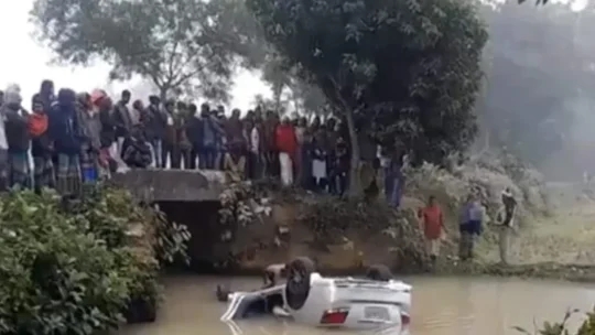 ঘন কুয়াশায় নিয়ন্ত্রণ হারিয়ে প্রাইভেট কার ডোবায়, নিহত ১