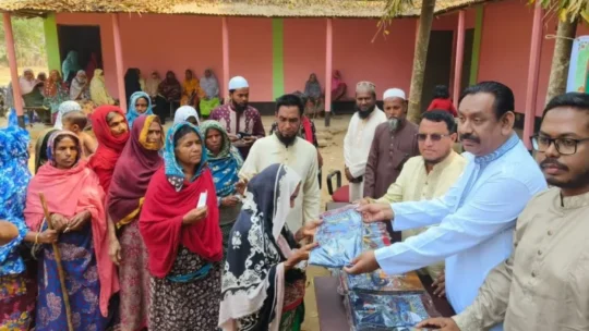 শ্রীপুরে ইসমাইল হোসেন ফাউন্ডেশনের উদ্যোগে ঈদ উপহার সামগ্রী বিতরণ