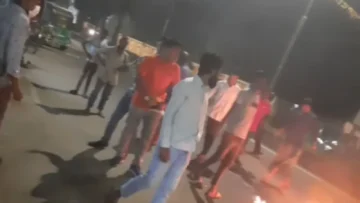 চট্টগ্রাম হাজী ক্যাম্পের সামনে রাস্তায় আগুন ও ককটেল বিস্ফোরণ।