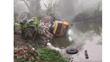 ঢাকা-বরিশাল মহাসড়কের দাঁড়িয়ে থাকা ট্রাকে ধাক্কা, হেলপার নিহত