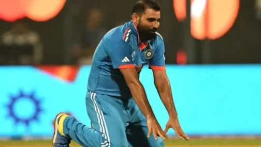 সিজদাহ করার ভঙ্গিতে হাঁটু মুড়ে মাঠে কিছুক্ষণ বসেন শামি