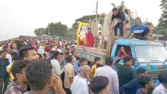 উৎসব মুখর পরিবেশে সিরাজগঞ্জ পুরাতন জেলখানা ঘাট এলাকায় দুর্গোৎসব পালিত