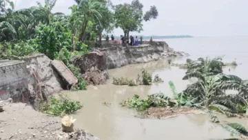 ভাঙন পরিদর্শনে গিয়ে লাঠির তাড়া খেয়ে পালালেন মন্ত্রী