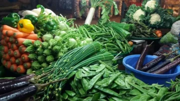 বাজারে সব ধরনের শীতের সবজি, দাম আকাশছোঁয়া