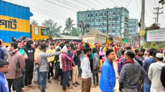 শ্রীপুরে জানুয়ারি থেকেই নতুন কাঠামো অনুযায়ী বেতনের দাবিতে বিক্ষোভ