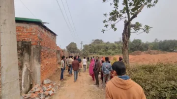 শ্রীপুরে শতবর্ষী সড়ক বন্ধের পাঁয়তারা, এলাকাবাসীর প্রতিবাদ