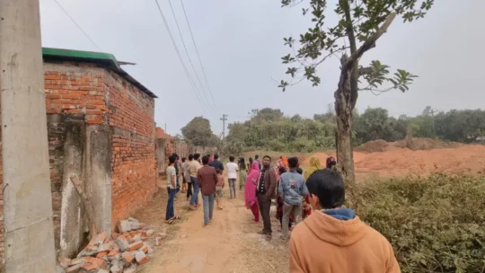 শ্রীপুরে শতবর্ষী সড়ক বন্ধের পাঁয়তারা, এলাকাবাসীর প্রতিবাদ