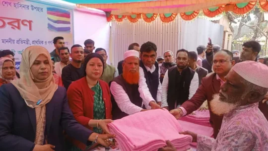 শ্রীপুরে আশ্রয়ণ প্রকল্পে প্রাথমিক ও গণশিক্ষা প্রতিমন্ত্রীর শীতবস্ত্র বিতরণ