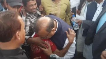 ৭০ বছরের এক বৃদ্ধা মন্ত্রীকে জড়িয়ে ধরে কাঁদলেন