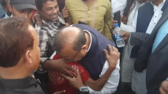 ৭০ বছরের এক বৃদ্ধা মন্ত্রীকে জড়িয়ে ধরে কাঁদলেন