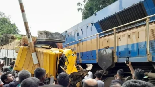ট্রেনের ধাক্কায় দুমড়েমুচড়ে গেল ট্রাক, আহত ৫