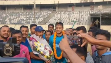 সাকিবকে ফুলের শুভেচ্ছা ও অভিনন্দন মাঠ-কর্মীদের