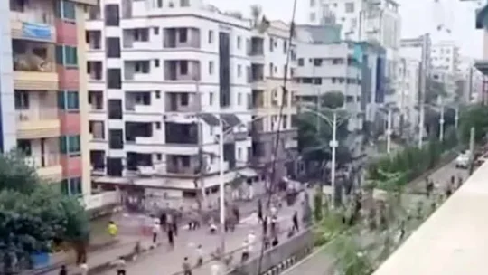 উত্তরায় মুখোমুখি অবস্থানে পুলিশ-শিক্ষার্থী