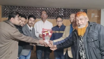 মানবাধিকার রক্ষায় অবদানের জন্য বিএনপি নেতা নাজিমুদ্দিন আলমকে ফুলেল শুভেচ্ছা