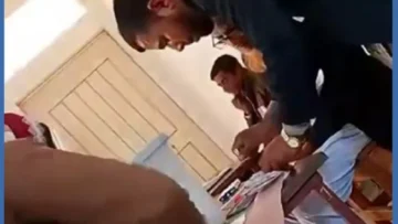 সিল মারছেন এজেন্ট, সহকারী প্রিজাইডিং কর্মকর্তা বাক্সে ফেলছেন