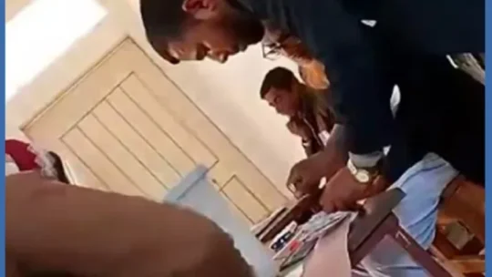সিল মারছেন এজেন্ট, সহকারী প্রিজাইডিং কর্মকর্তা বাক্সে ফেলছেন
