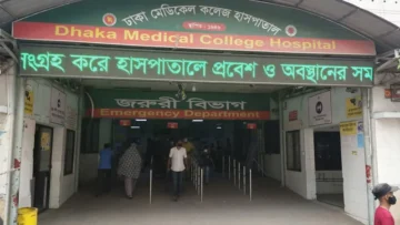 এক বাসের চাপায় অন্য বাসের হেলপার নিহত